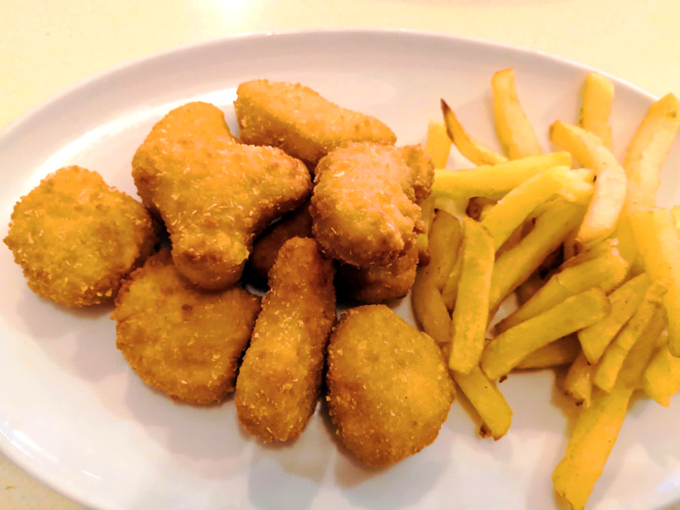 plato infantil de nuggets con patatas fritas